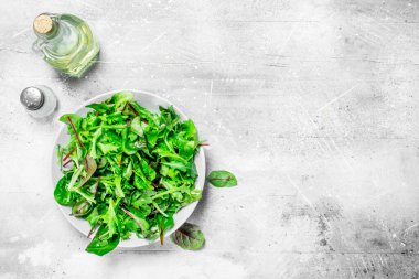 Sağlıklı salata. Roka salata bir kase. Rustik bir arka plan üzerinde.