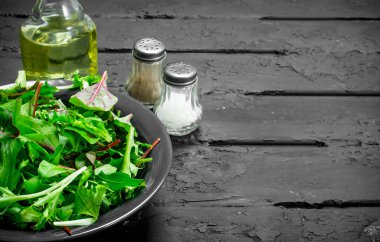 Sağlıklı salata. Roka salata bir kase. Siyah bir rustik arka planda.