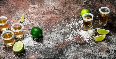 Tuz ve limon ile tekila. Rustik arka plan üzerinde