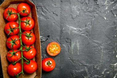 Domates dal bir kutu içinde. Rustik arka plan üzerinde