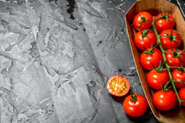 Domates dal bir kutu içinde. Rustik arka plan üzerinde