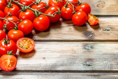 Olgun domates dal. Ahşap arka plan üzerinde