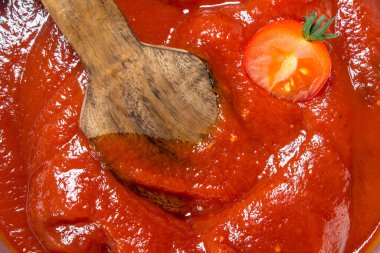 Tahta kepçeli domates sosu. Üstte görüntü