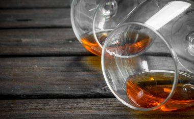 Konyak yalancı bir gözlük. Siyah ahşap arka plan üzerine