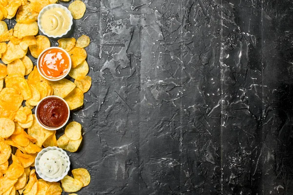 Patatas Fritas Con Diferentes Salsas Sobre Fondo Rústico Negro — Foto de Stock