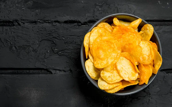 Potato Chips Bowl Black Rustic Background — Stock Photo, Image