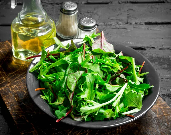 Gezonde Salade Rucola Salade Een Kom Een Zwarte Rustieke Achtergrond — Stockfoto