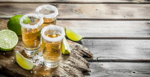 Tequila Een Shot Glas Zout Cutting Board Houten Achtergrond — Stockfoto