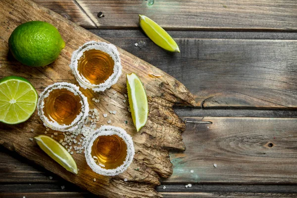 Tequila Vaso Sal Tabla Cortar Sobre Fondo Madera — Foto de Stock