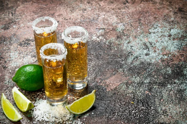 Tequila Egy Shot Pohár Lime Szeletekkel Rusztikus Háttér — Stock Fotó