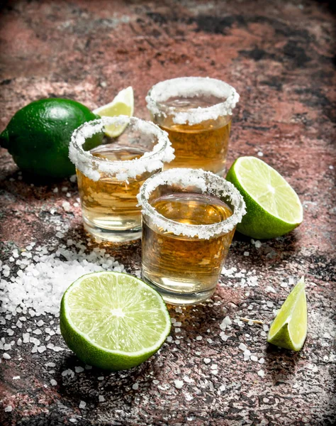 Tequila Skleničku Soli Plátky Limetky Rustikální Pozadí — Stock fotografie
