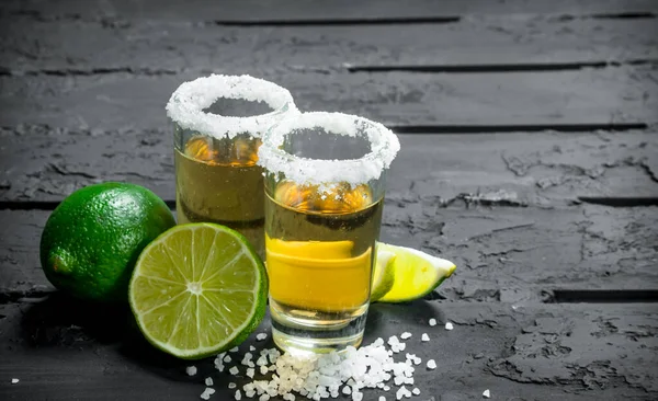 Tequila Mit Salz Und Limette Auf Schwarzem Rustikalem Hintergrund — Stockfoto