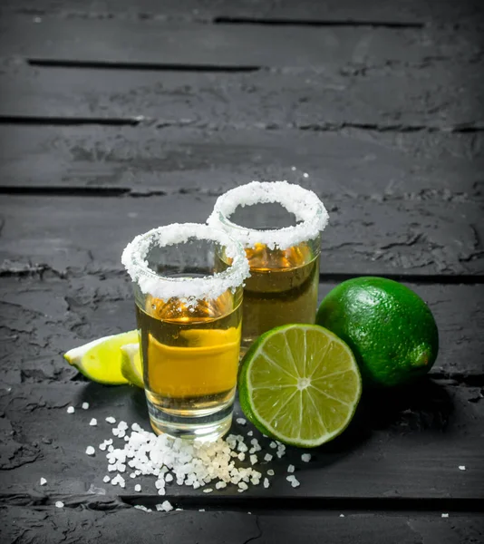 Tequila Mit Salz Und Limette Auf Schwarzem Rustikalem Hintergrund — Stockfoto