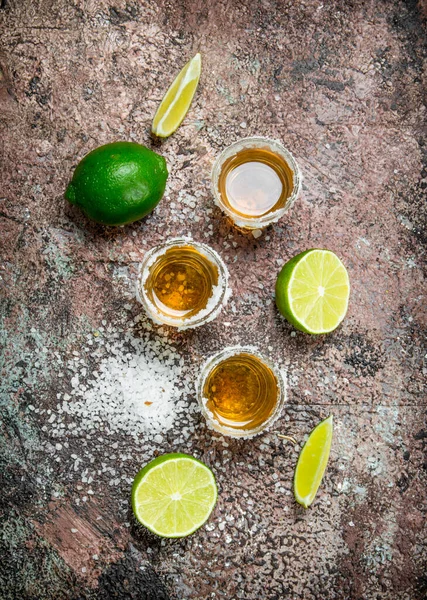 Tequila Bicchierino Con Sale Lime Fette Sfondo Rustico — Foto Stock