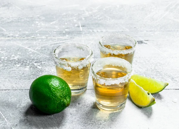 Tequila Een Shot Glas Met Kalk Plakjes Witte Rustieke Achtergrond — Stockfoto