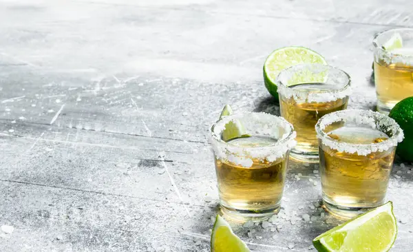 Tequila Vápnem Klíny Rustikální Pozadí — Stock fotografie