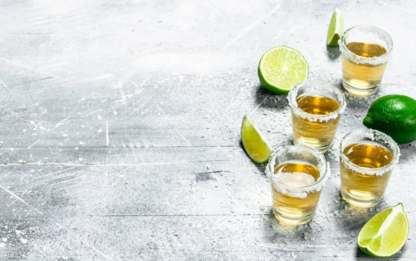 Tequila Met Partjes Limoen Rustieke Achtergrond — Stockfoto