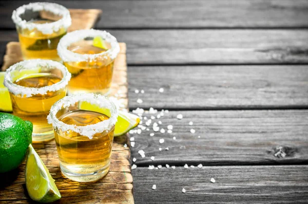 Tequila Řezací Deska Plátky Čerstvého Vápna Dřevěné Pozadí — Stock fotografie