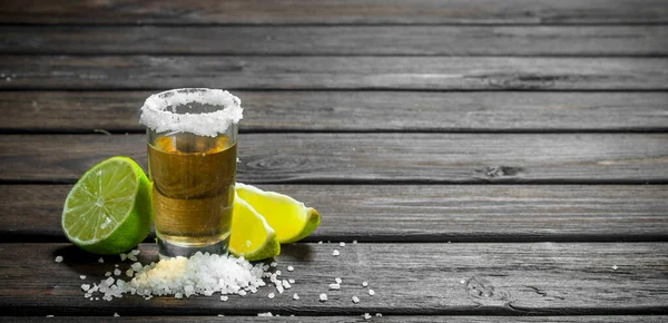 Tequila Met Limoen Zout Houten Achtergrond — Stockfoto