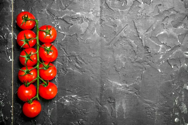Świeże Pomidory Gałęzi Czarnym Tle Rustykalnym — Zdjęcie stockowe