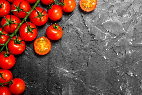 Frische Tomaten Auf Einem Zweig Auf Schwarzem Rustikalem Hintergrund — Stockfoto