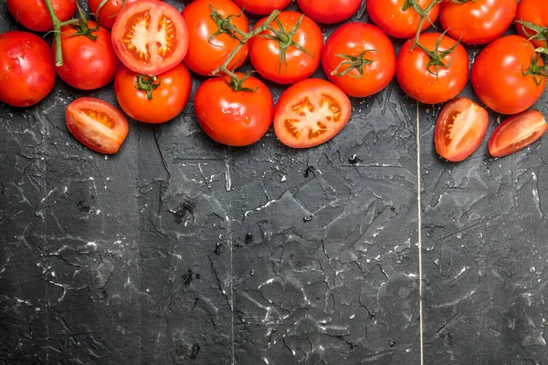 新鮮なトマトの作品 素朴な背景に — ストック写真