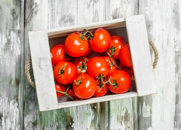 Tomates Frescos Caixa Fundo Madeira — Fotografia de Stock