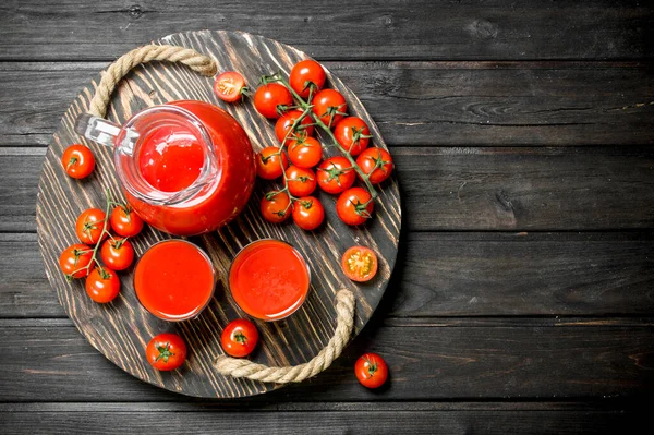 Tomato Juice Jug Tray Tomatoes Branch Wooden Background — Stock Photo, Image