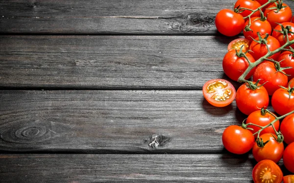 Κόκκινες Ντομάτες Ένα Κλαδί Φόντο Ξύλινη — Φωτογραφία Αρχείου