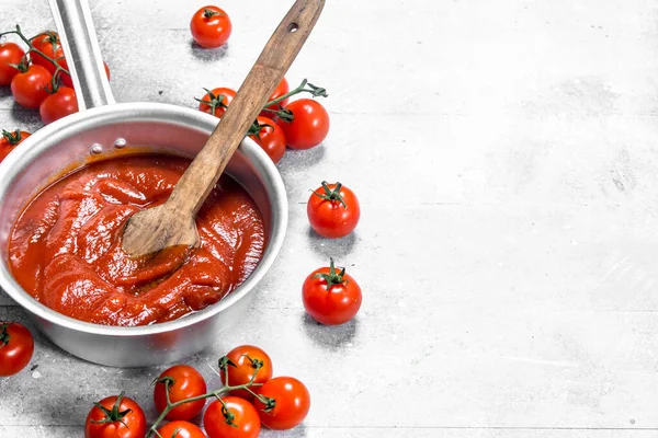 Tomato Sauce Pot Fresh Tomatoes White Rustic Background — Stock Photo, Image