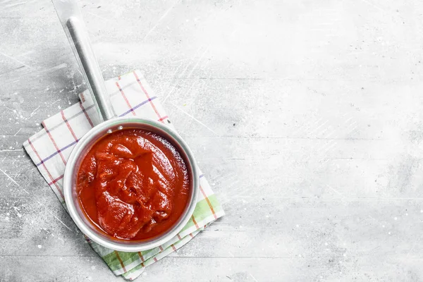 Tomatensauce Einem Topf Auf Serviette Auf Weißem Rustikalem Hintergrund — Stockfoto