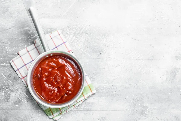 Tomatensaus Een Pot Servet Witte Rustieke Achtergrond — Stockfoto