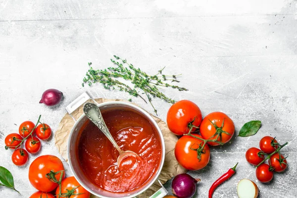 Tomato Sauce Pot Herbs Fresh Tomatoes Rustic Background — Stock Photo, Image