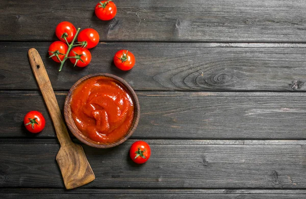 Salsa Tomate Tazón Con Cucharada Madera Cereza Sobre Fondo Madera — Foto de Stock