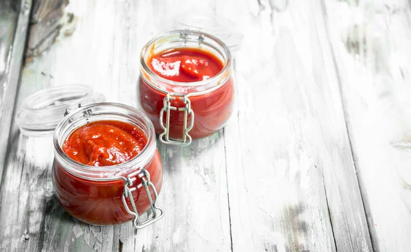 Tomatensauce Glasschalen Auf Weißem Holzgrund — Stockfoto