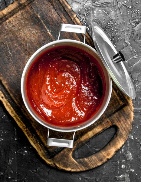 Tomato Sauce Pot Cutting Board Rustic Background — Stock Photo, Image