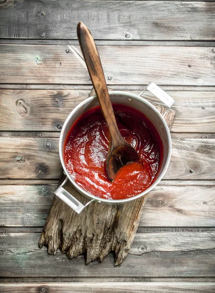 Tomatensauce Einem Topf Mit Einem Löffel Auf Dem Schneidebrett Auf — Stockfoto