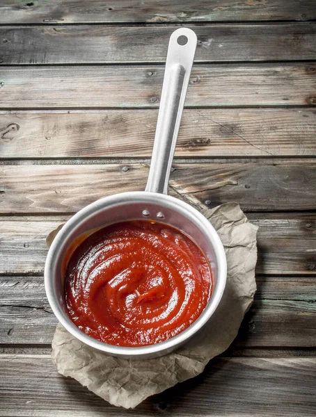 Sauce Tomate Dans Une Casserole Sur Papier Sur Fond Bois — Photo