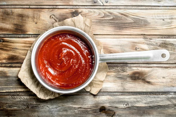 Sauce Tomate Dans Une Casserole Sur Papier Sur Fond Bois — Photo