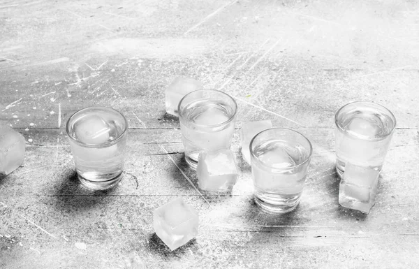 Vodka Copo Tiro Cubos Gelo Sobre Fundo Rústico — Fotografia de Stock