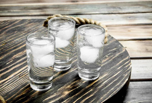 Vodka Com Gelo Copo Tiro Bandeja Fundo Madeira — Fotografia de Stock