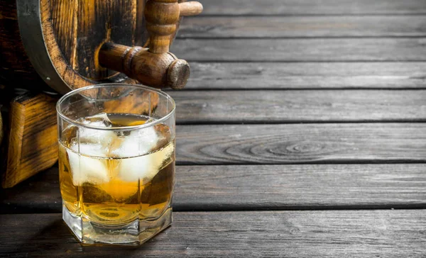 Whisky Szklance Baryłkę Czarnym Tle Drewnianych — Zdjęcie stockowe