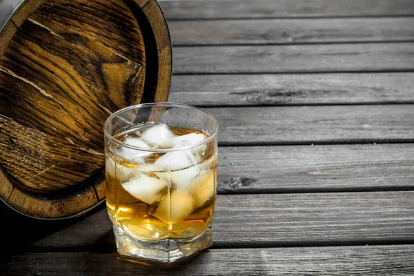 Whisky Vaso Con Cubitos Hielo Barril Sobre Fondo Madera — Foto de Stock
