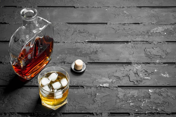 Whiskey Uma Garrafa Vidro Copo Gelo Fundo Rústico Preto — Fotografia de Stock