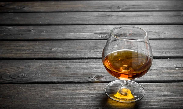 Cognac Bicchiere Sfondo Nero Legno — Foto Stock