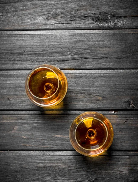 Cognac Glazen Zwarte Houten Achtergrond — Stockfoto