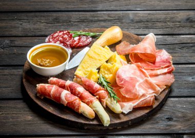 Meze arka plan. Geleneksel İtalyan aperatifleri kurula. Ahşap bir arka plan üzerinde.