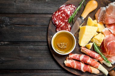 Meze arka plan. Geleneksel İtalyan aperatifleri kurula. Ahşap bir arka plan üzerinde.