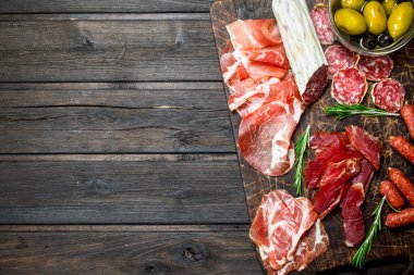 Meze arka plan. Yönetim Kurulu ile zeytin ve Parmesan et snacks ürün yelpazesine. Ahşap bir arka plan üzerinde.