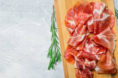 Geleneksel İspanyolca jambon. Rustik bir arka plan üzerinde.